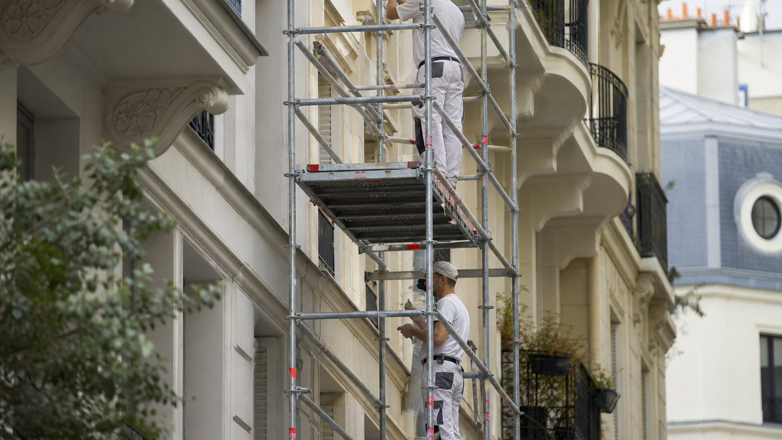 Travaux de rénovation en cours sur la façade d'un immeuble en copropriété